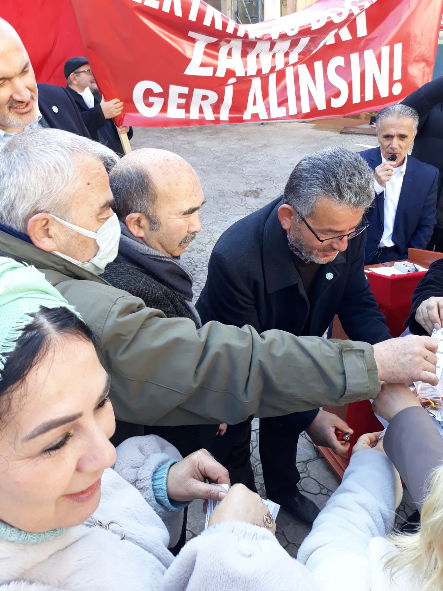 CEP YAKAN FATURALARA TEPKİLER SÜRÜYOR Son aylarda yüksek elektrik faturasına maruz kalan vatandaşlardan cep yakan elektrik faturalarına bir tepkide Çanakçı’ dan geldi