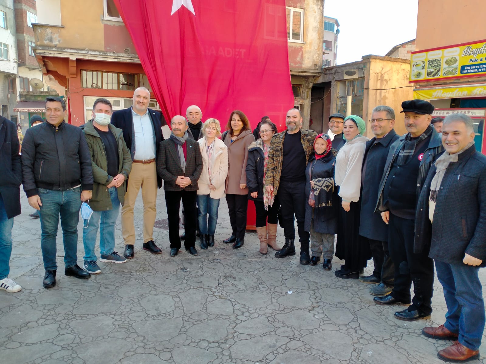 CEP YAKAN FATURALARA TEPKİLER SÜRÜYOR Son aylarda yüksek elektrik faturasına maruz kalan vatandaşlardan cep yakan elektrik faturalarına bir tepkide Çanakçı’ dan geldi